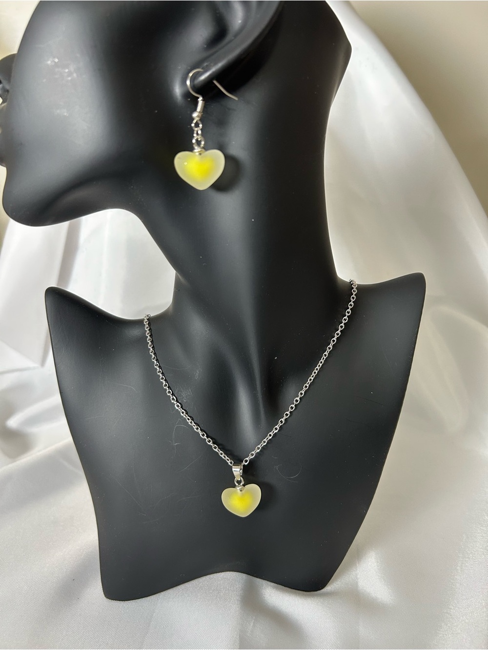 Cute Frosted Resin Heart On Silver Tone Necklace with Earrings set.